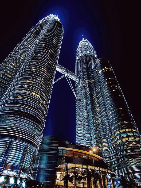 Tours Petronas de Kuala Lumpur illuminées de nuit - Malaisie voyage halal