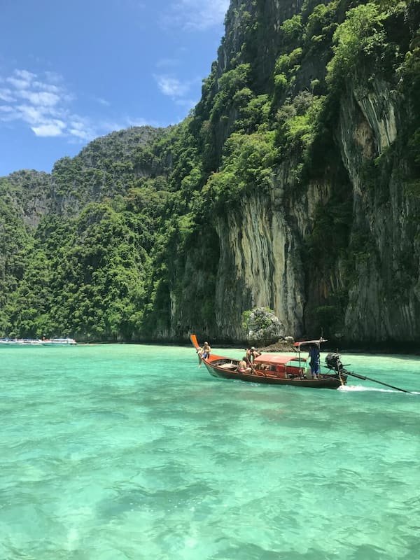Barque thaïlandaise devant les falaises de Koh Phi Phi à Phuket Thaïlande